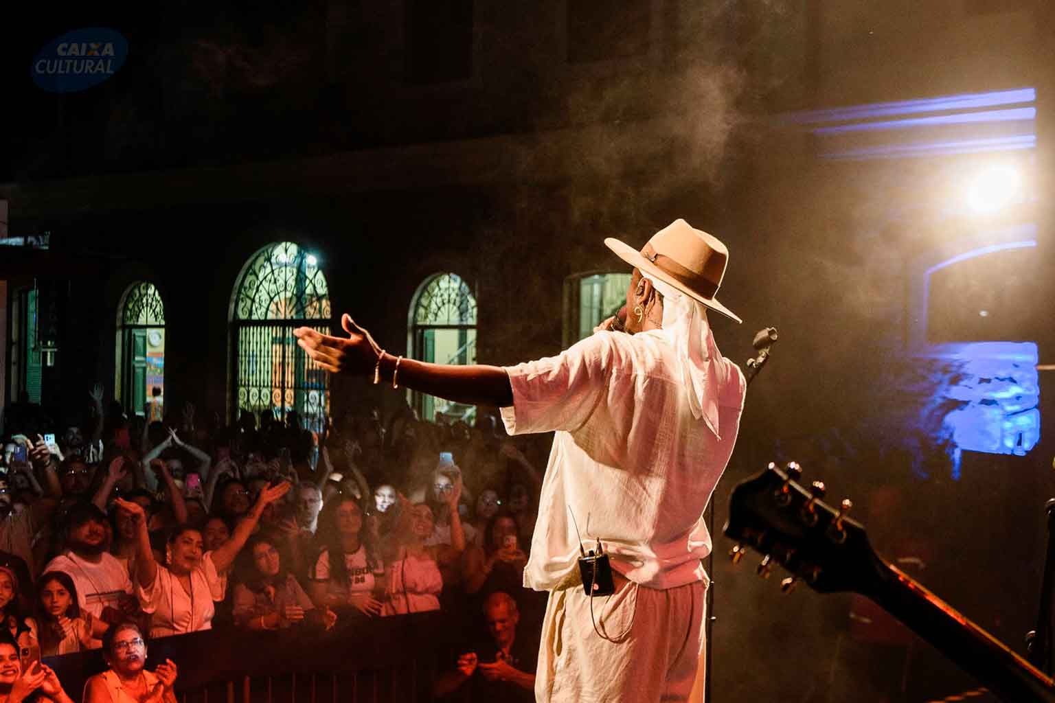 Jota Pê cantando no palco da caixa cultural em recife ou fortaleza