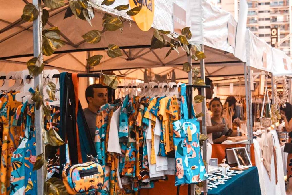 Conjuntos de barracas de uma feiras de variedades, moda e beleza