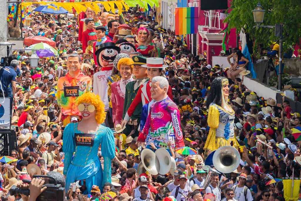 Multidão celebrando o Carnaval de Olinda 2026 nas ladeiras históricas.