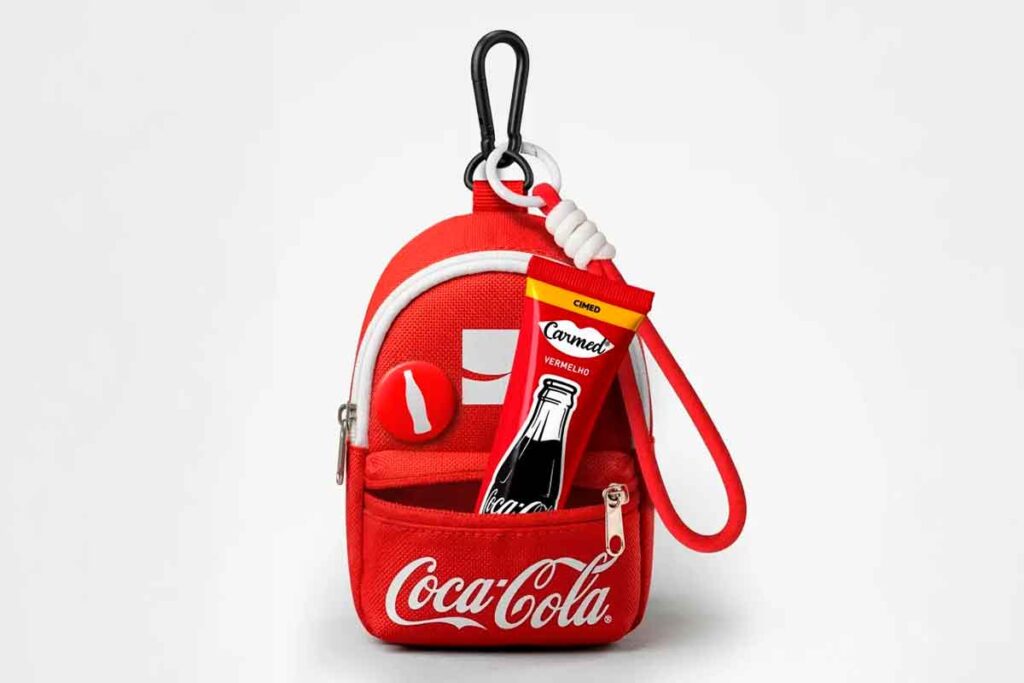 Detalhe do hidratante labial Carmed em colaboração com a Coca-Cola