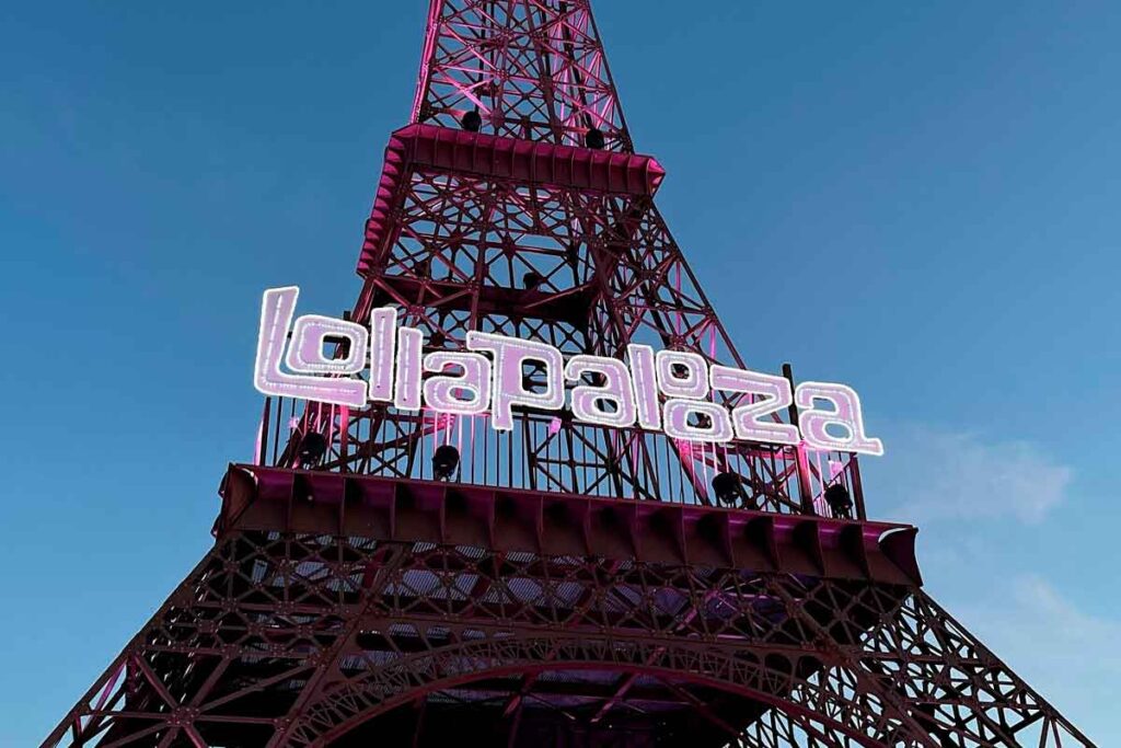 Lollapalooza ação na Torre Eiffel